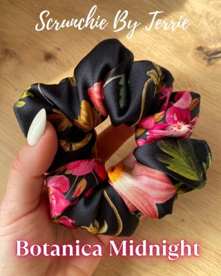 Blooming kolekce je venku 🔥 A mezi všemi gumičkami je i jeden vzor ze 100% hedvábného italského saténu 🌸 Botanica Midnight...