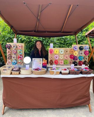 Tak to jsem já se svými gumičkami na prvním letošním jarmarku v Praze na Letné 🌼 Tomu, že by jarmark mohl být úspěšný jsem...